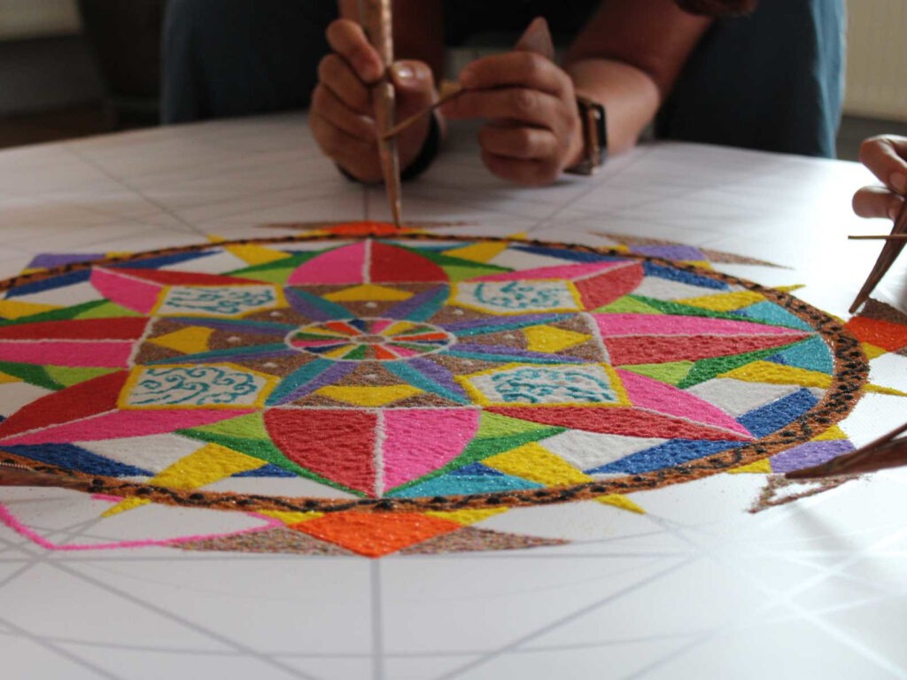 Sand Mandala in Arbeit