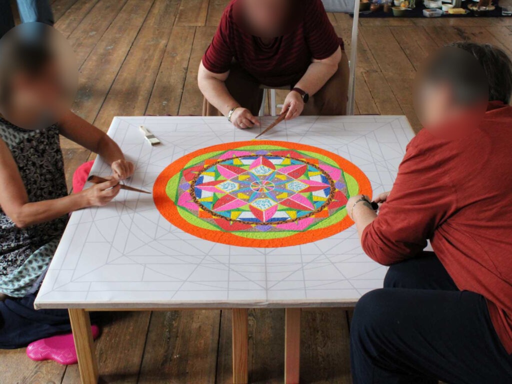 Sand Mandala in Arbeit 3